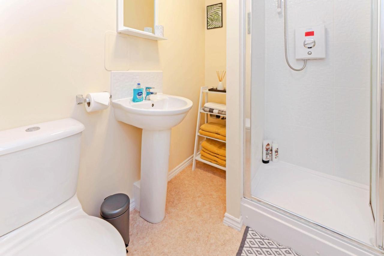 Modern & Spacious 2 Bedroom Serviced Apartment Next To Lochend Park - Private Underground Parking & Lift Available - Close To Edinburgh City Centre 外观 照片