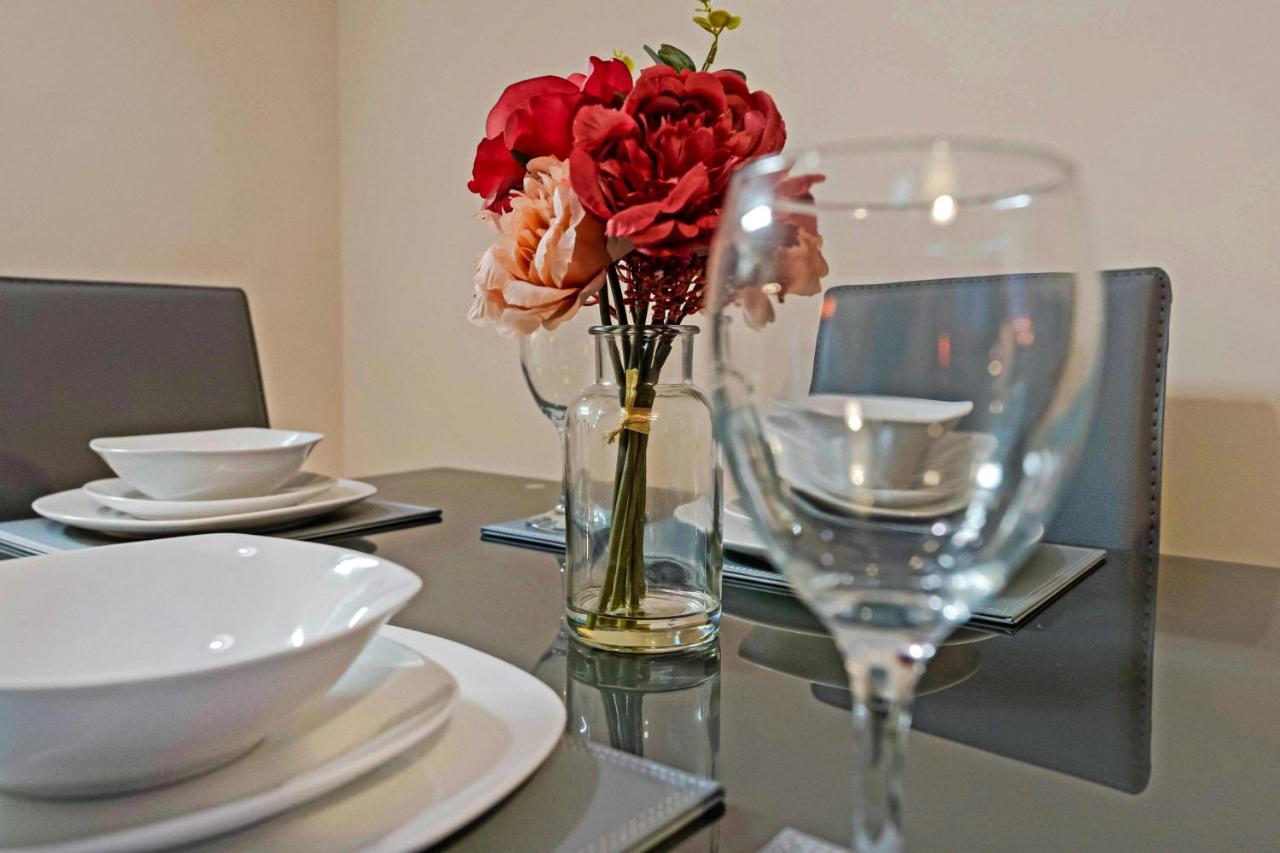 Modern & Spacious 2 Bedroom Serviced Apartment Next To Lochend Park - Private Underground Parking & Lift Available - Close To Edinburgh City Centre 外观 照片