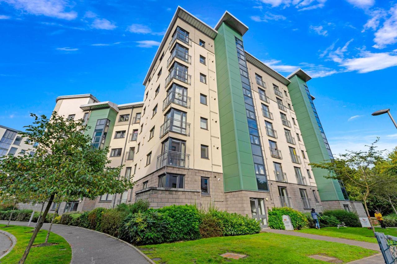 Modern & Spacious 2 Bedroom Serviced Apartment Next To Lochend Park - Private Underground Parking & Lift Available - Close To Edinburgh City Centre 外观 照片