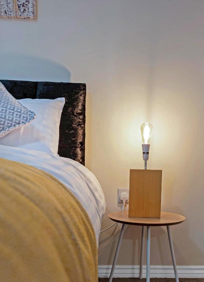 Modern & Spacious 2 Bedroom Serviced Apartment Next To Lochend Park - Private Underground Parking & Lift Available - Close To Edinburgh City Centre 外观 照片