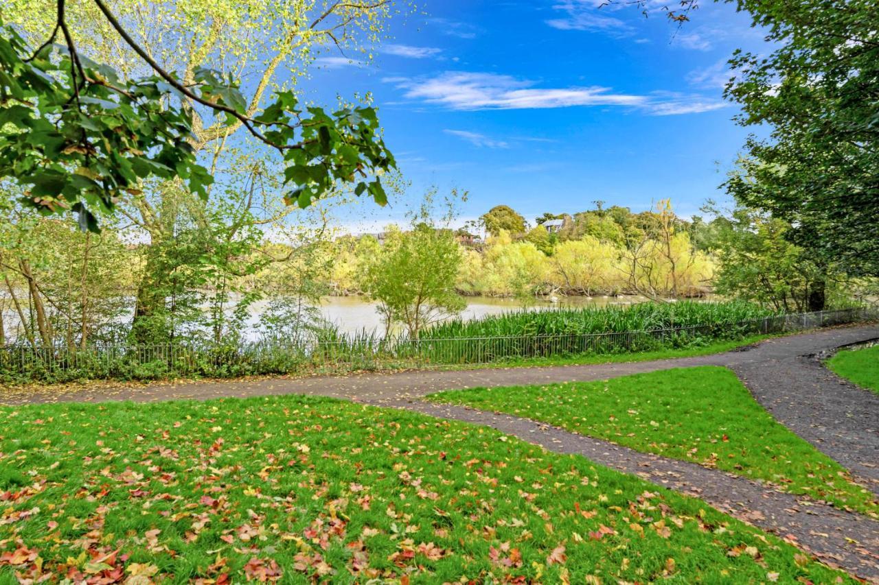 Modern & Spacious 2 Bedroom Serviced Apartment Next To Lochend Park - Private Underground Parking & Lift Available - Close To Edinburgh City Centre 外观 照片