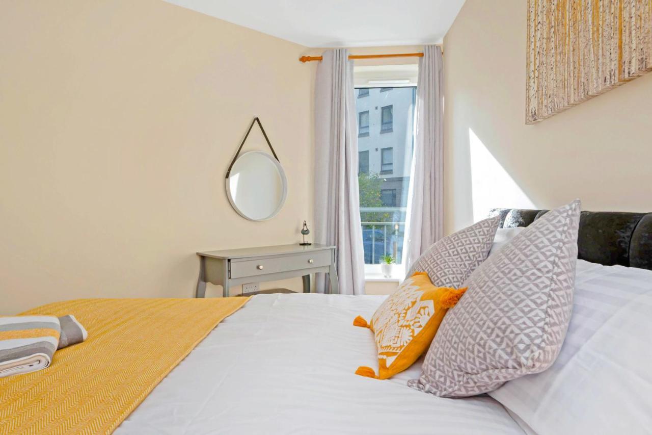 Modern & Spacious 2 Bedroom Serviced Apartment Next To Lochend Park - Private Underground Parking & Lift Available - Close To Edinburgh City Centre 外观 照片