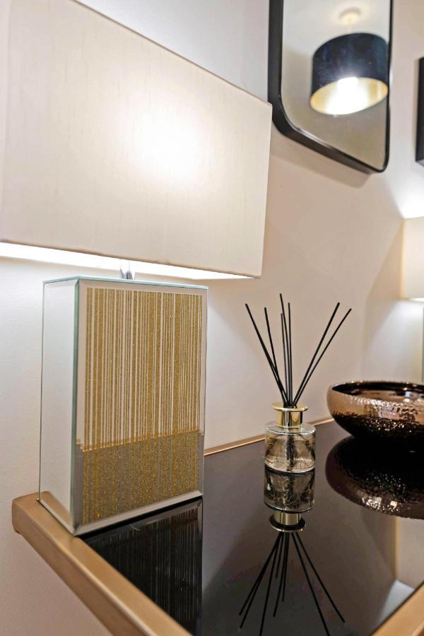 Modern & Spacious 2 Bedroom Serviced Apartment Next To Lochend Park - Private Underground Parking & Lift Available - Close To Edinburgh City Centre 外观 照片