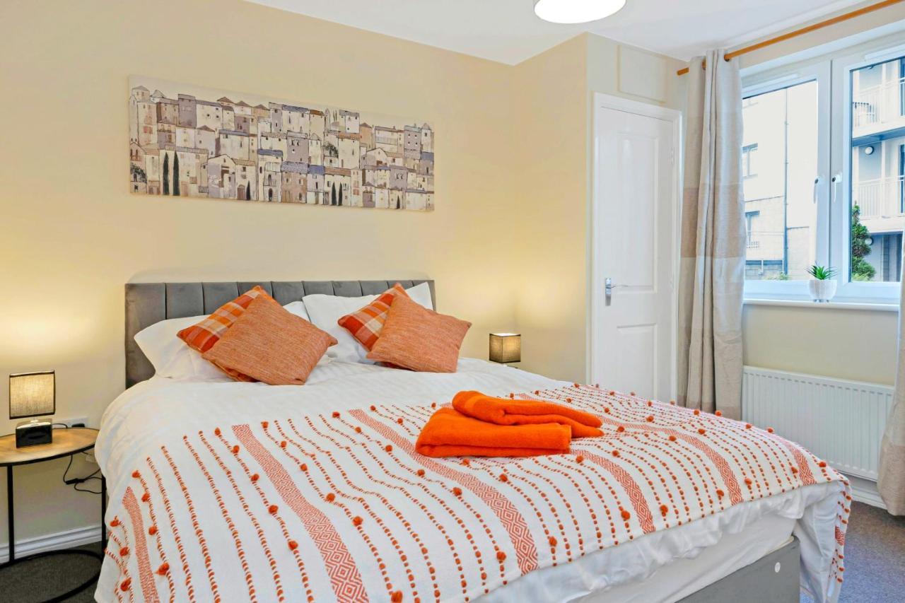 Modern & Spacious 2 Bedroom Serviced Apartment Next To Lochend Park - Private Underground Parking & Lift Available - Close To Edinburgh City Centre 外观 照片